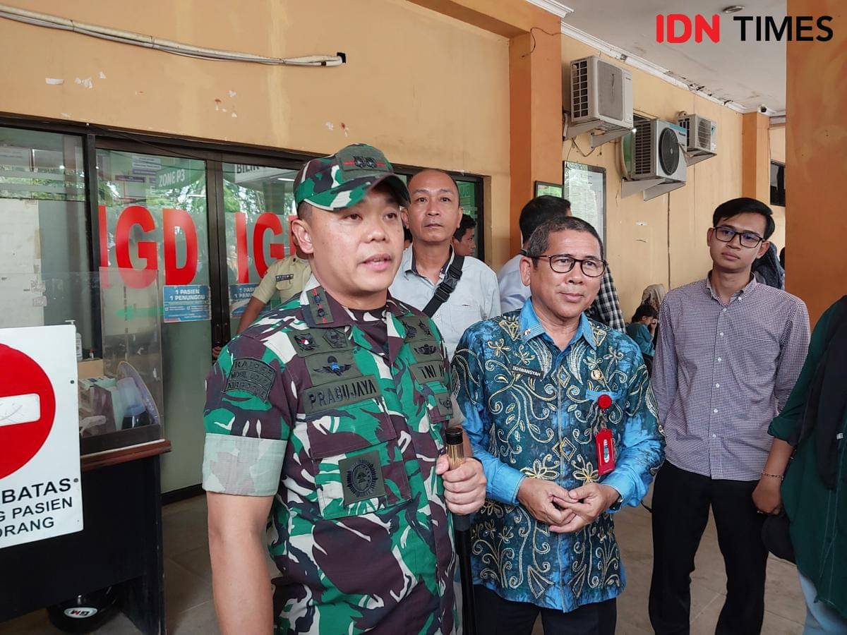 Dandim 1006 Banjar, Letkol Inf Bambang Prasetyo Prabujaya, merespons cepat insiden siswa keracunan MBG, Kamis (9/10/2025). (Hendra Lianor/IDN Times)