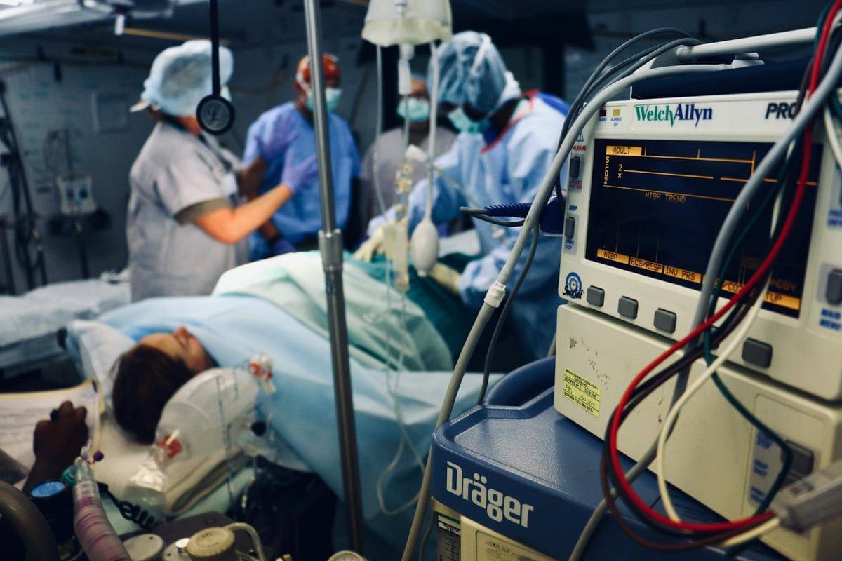 Tim dokter melakukan pembedahan di rumah sakit.