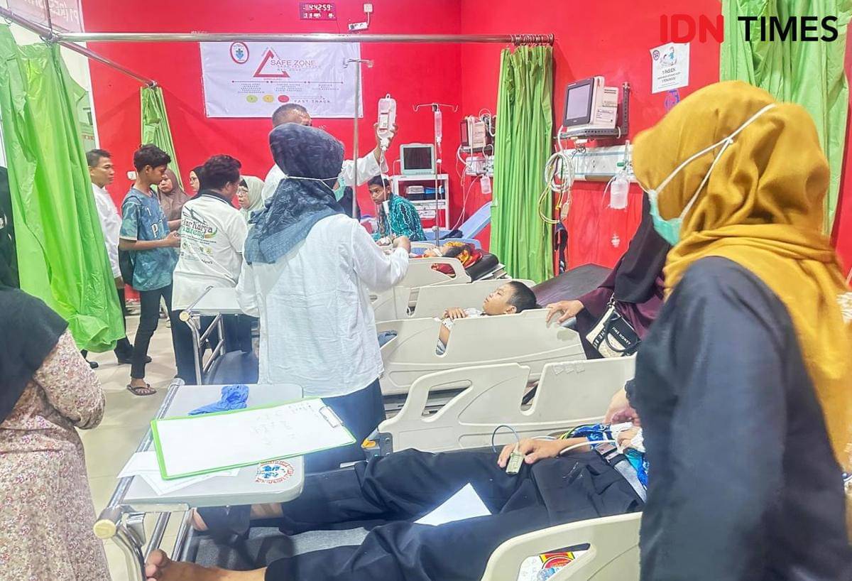 Siswa keracunan MBG di Martapura, Kabupaten Banjar, Kalsel, dirawat di IGD RSUD Ratu Zalecha Martapura, Kamis (9/10/2025). (Hendra Lianor/IDN Times)