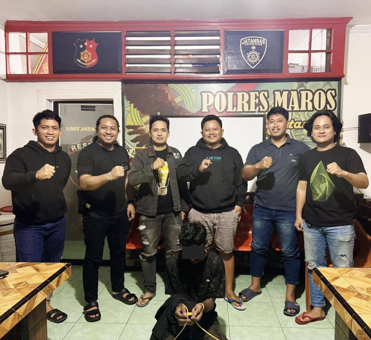 Polisi menangkap pelaku penganiayaan pak ogah di Maros. (Dok. Polres Maros)