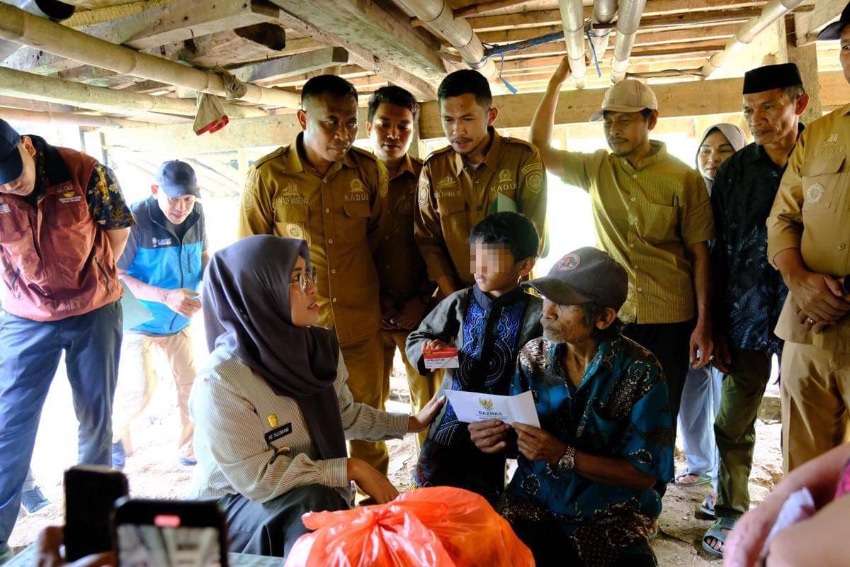 Bupati Gowa, Sitti Husniah Talenrang, meninjau langsung rumah Rangga dan menyerahkan bantuan tambahan sembako serta uang tunai, Selasa (7/10/2025). (Dok. Humas Pemkab Gowa)