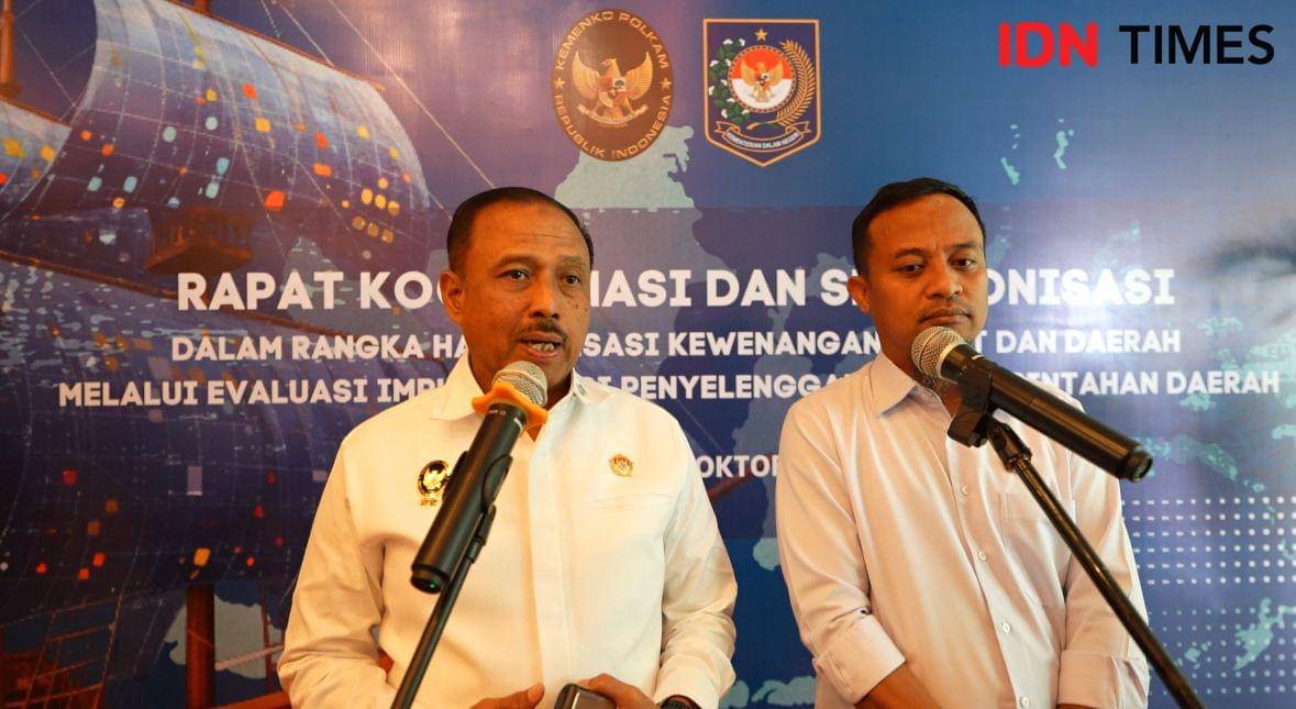 Deputi Bidang Koordinasi Politik Dalam Negeri Kemenko Polkam Heri Wiranto (kiri) didampingi Gubernur Sulawesi Selatan Andi Sudirman Sulaiman (kanan) diwawancarai di sela rapat koordinasi dan sinkronisasi kewenangan pusat-daerah di Hotel Claro Makassar, Kamis (9/10/2025). (IDN Times/Asrhawi Muin)