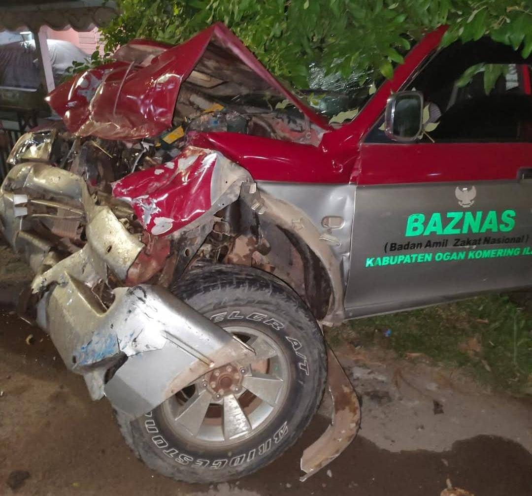 Mobil Ketua Baznas OKI alami kecelakaan di Indralaya. (Dok. Istimewa)