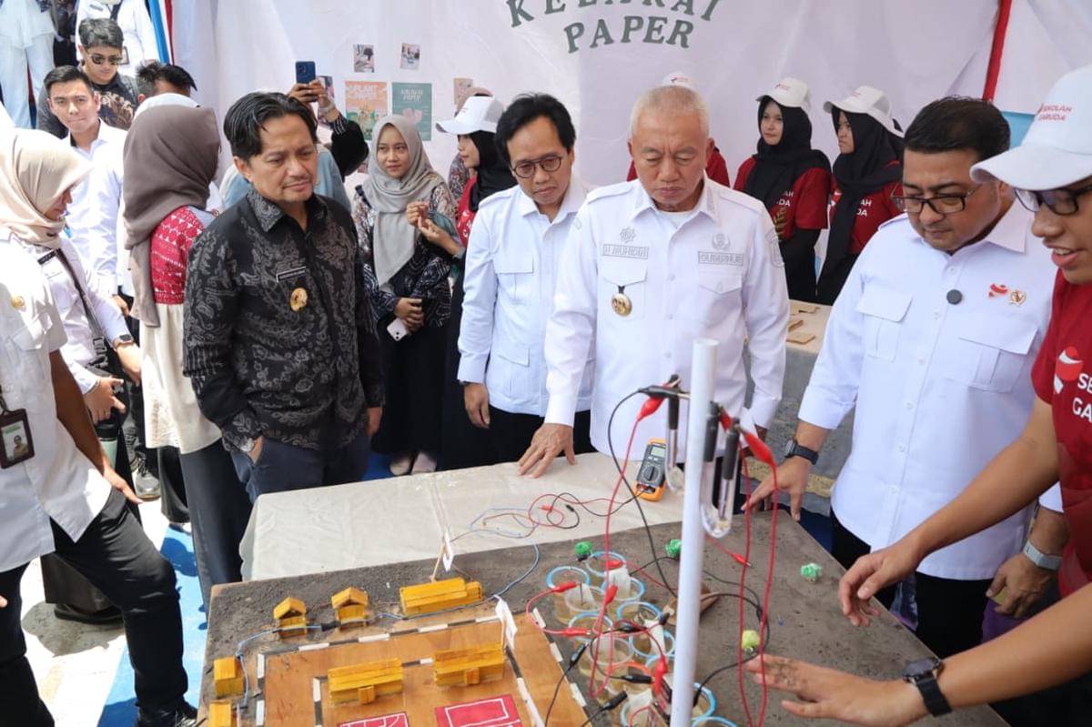 Gubernur Kalsel H Muhidin bersama Menteri Ekonomi Kreatif RI Teuku Riefky Harsya saat meninjau hasil karya siswa SMAN Banua Kalsel BSS, Rabu (8/10/2025). (Dok/Adpim Kalsel)
