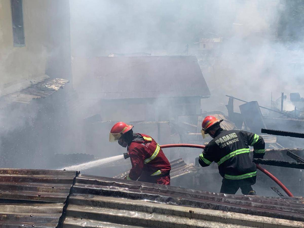 Personel Damkar Padang memadamkan api (Foto: Damkar Padang)