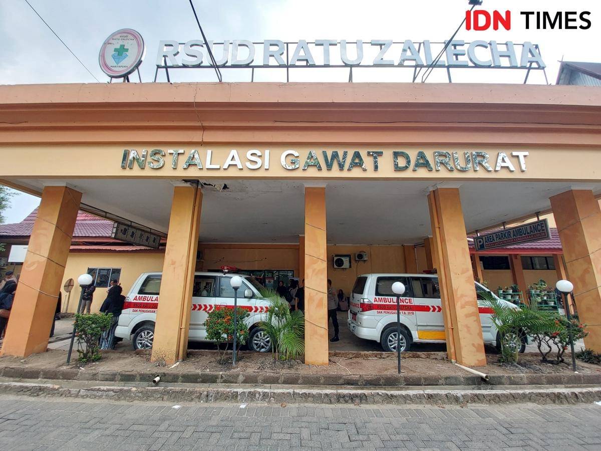 Dua mobil ambulans stanby di depan IGD RSUD Ratu Zalecha Martapura. (Hendra Lianor/IDN Times)