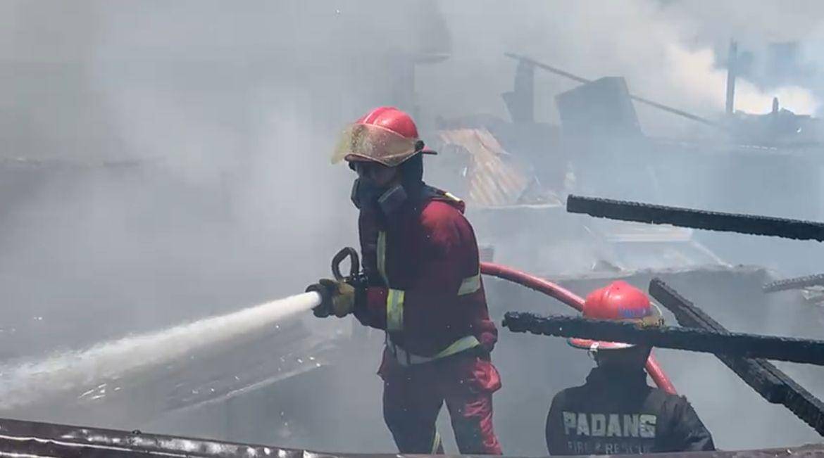 Personel Damkar Padang memadamkan api (Foto: Damkar Padang)