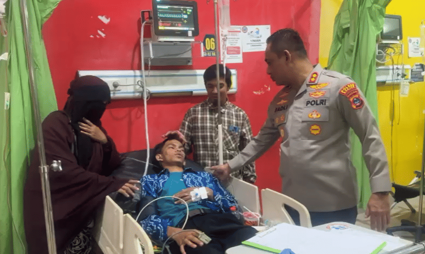 Kapolres Banjar AKBP Dr Fadli saat ke ruang IGD RSUD Ratu Zalecha Martapura melihat kondisi siswa keracunan MBG, Kamis (9/10/2025). (Hendra Lianor/IDN Times)