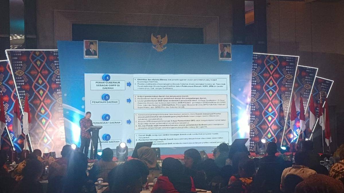 Direktur Fasilitasi Kelembagaan dan Kepegawaian Perangkat Daerah Ditjen Otda Kemendagri, Cheka Virgowansyah, saat memaparkan materi dalam rapat koordinasi dan sinkronisasi kewenangan pusat-daerah di Hotel Claro Makassar, Kamis (9/10/2025). (IDN Times/Asrhawi Muin)