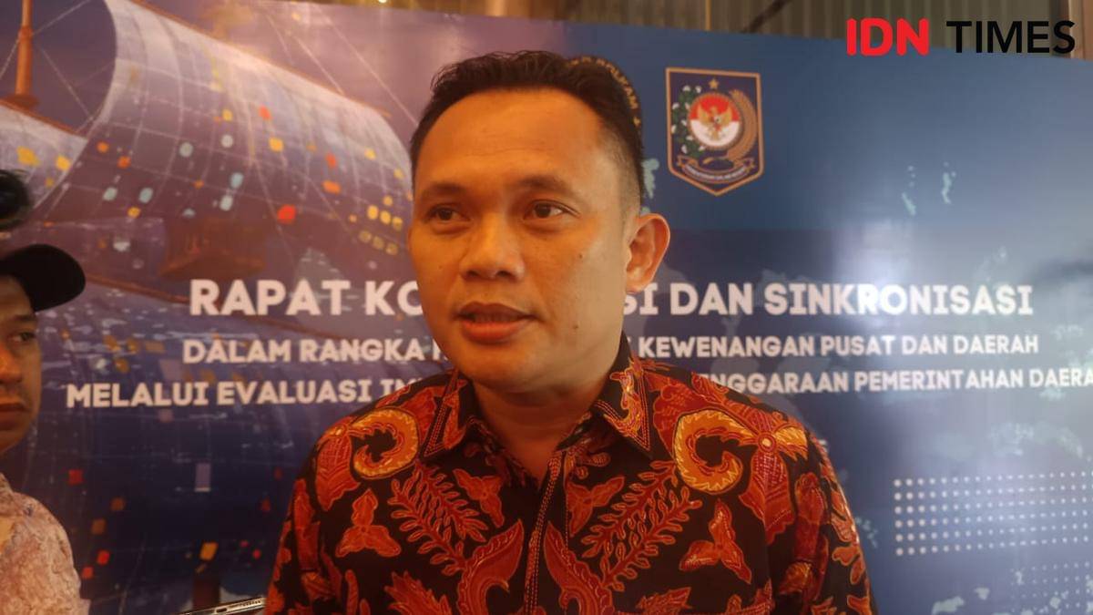 Direktur Fasilitasi Kelembagaan dan Kepegawaian Perangkat Daerah Ditjen Otda Kemendagri, Cheka Virgowansyah, saat memberikan keterangan usai rapat koordinasi dan sinkronisasi kewenangan pusat-daerah di Hotel Claro Makassar, Kamis (9/10/2025). (IDN Times/Asrhawi Muin)