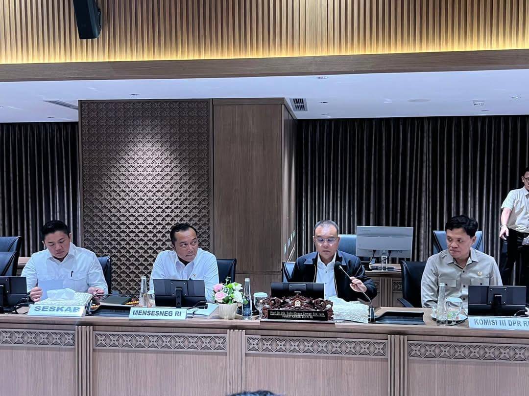 Siang ini, Sekretaris Kabinet Teddy Indra Wijaya bersama Menteri Sekretaris Negara Prasetyo Had.heic