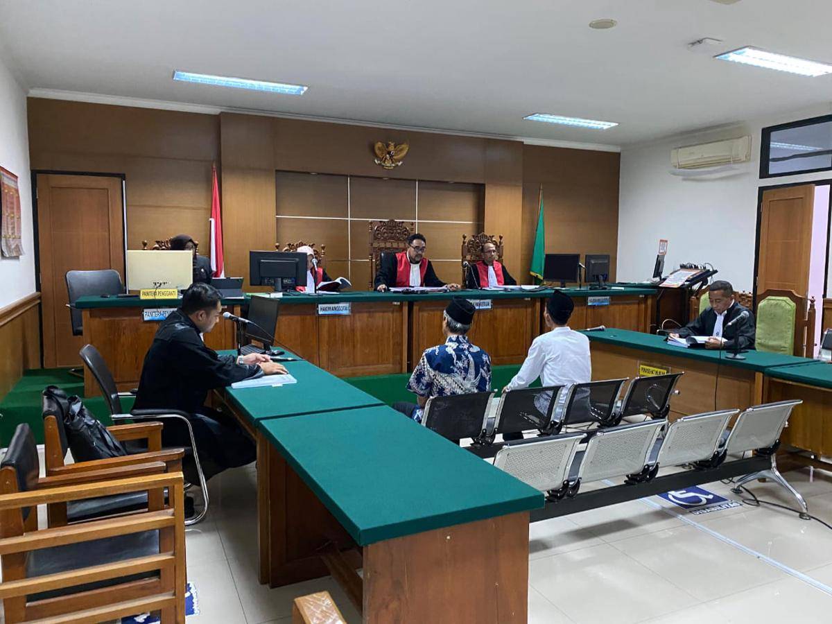 Dua PNS Dinas Perikanan Tangerang menjalani persidangan 