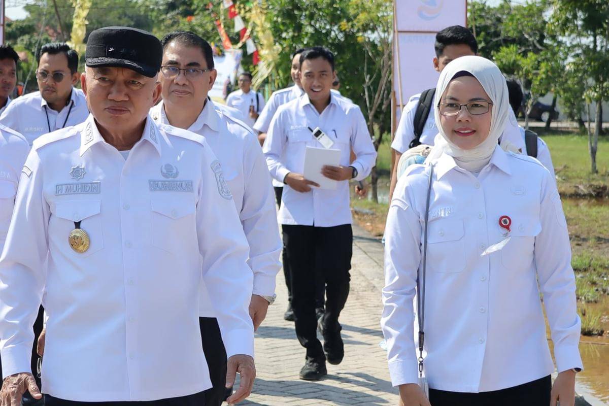 Kadisdikbud Kalsel, Galuh Tantri Narindra (kanan), bersama Gubernur Kalsel, H Mihidin (kiri) saat menghadiri peresmian SMAN Garuda, di Gambut, Banjar, Rabu (8/10/2025). (Dok/Adpim Kalsel)