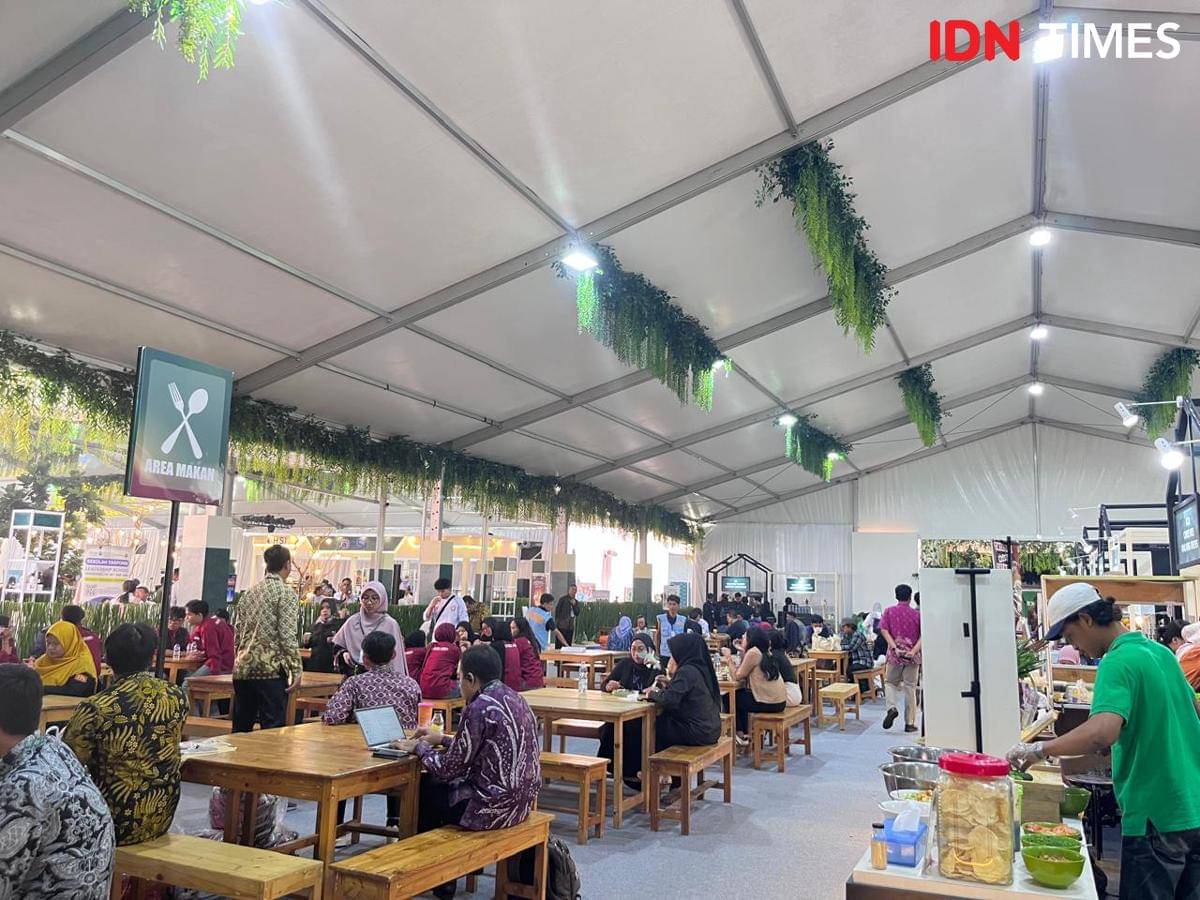 Potret area makan di Halalicious Food Festival 2025, JIExpo Kemayoran, Jakarta Utara
