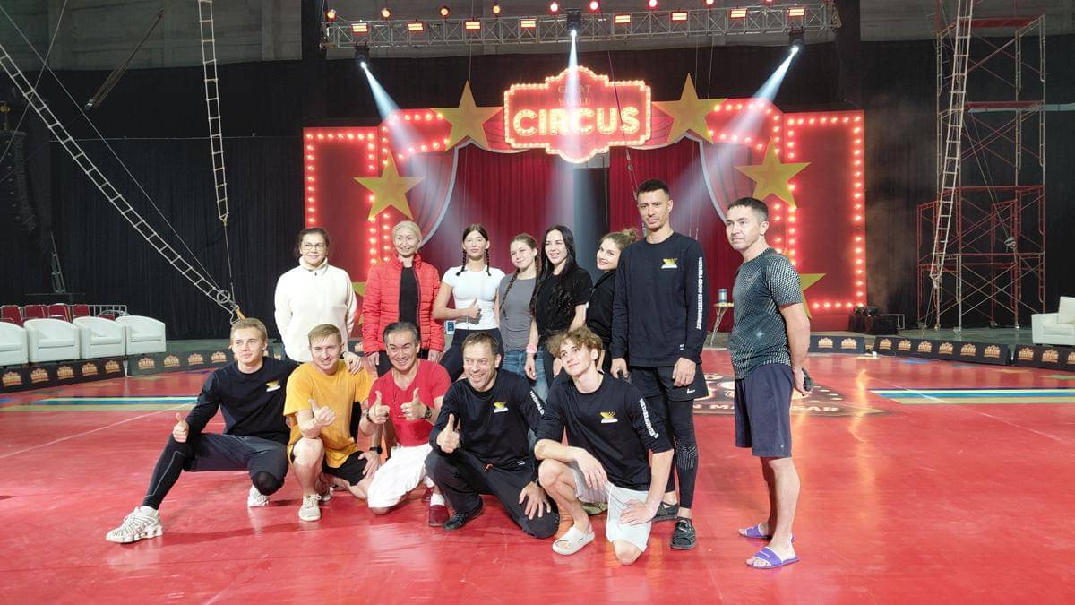 Pemain sirkus internasional akan tampil di Great World Circus, di Summarecon Mutiara Makassar Convention Center (SMCC), pada 10 hingga 25 Oktober 2025. (IDN Times/Aan Pranata)