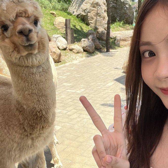 Carmen Hearts2Hearts mudik ke Bali (dok. Weverse/Hearts2Hearts)