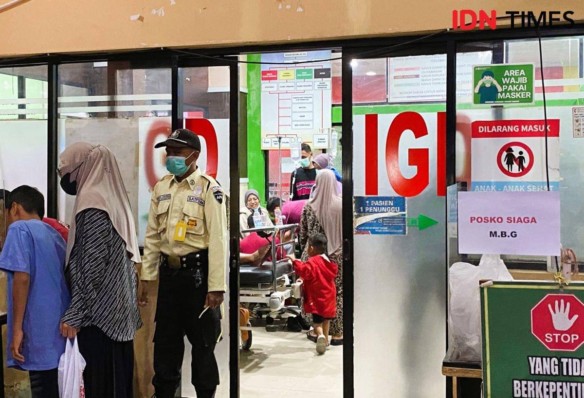 Siswa keracunan MBG di Martapura, Kabupaten Banjar, Kalsel, dirawat di IGD RSUD Ratu Zalecha Martapura, Kamis (9/10/2025). (Hendra Lianor/IDN Times)