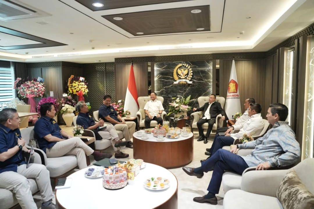 Siang ini, Sekretaris Kabinet Teddy Indra Wijaya bersama Menteri Sekretaris Negara Prasetyo Had (5).heic