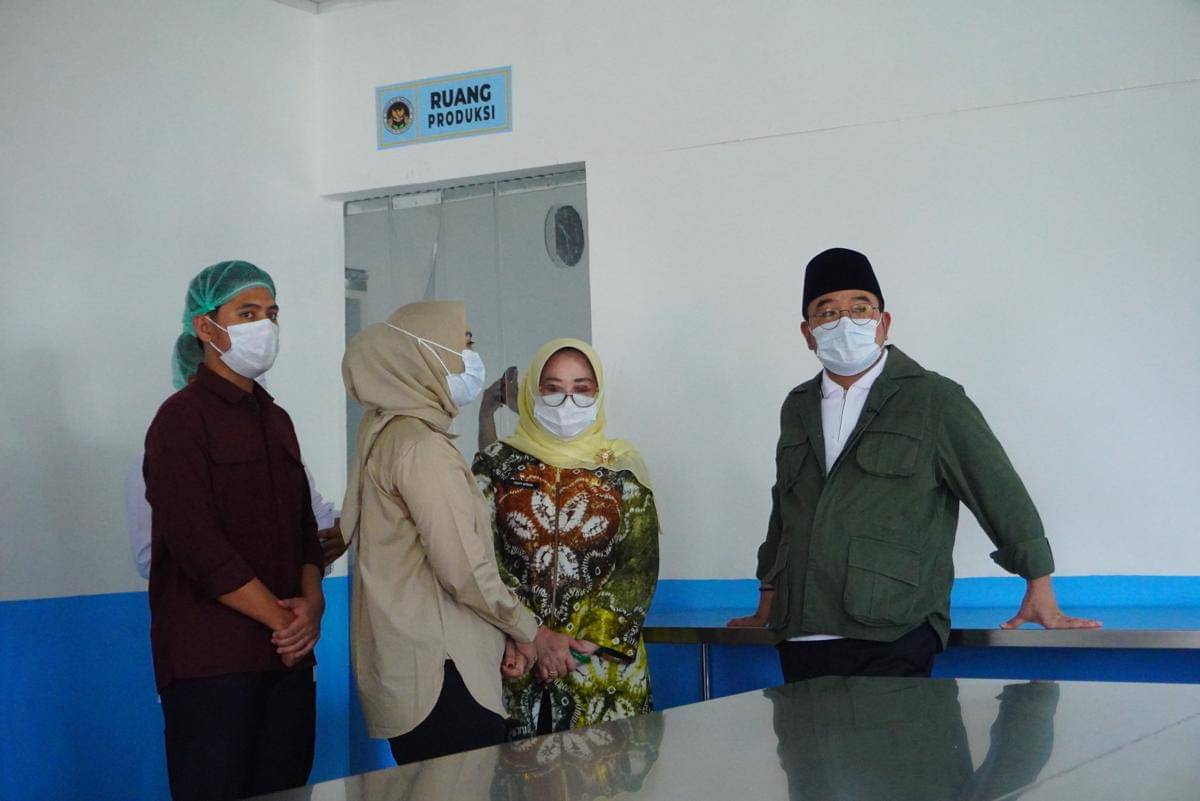 Wakil Wali Kota Palembang Prima saat meresmikan dapur MBG wilayah Gandus (Dok. Kominfo Palembang)