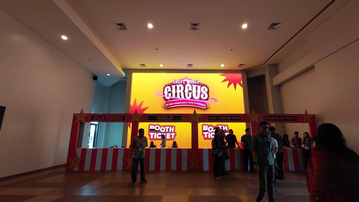 Pemain sirkus internasional akan tampil di Great World Circus, di Summarecon Mutiara Makassar Convention Center (SMCC), pada 10 hingga 25 Oktober 2025. (IDN Times/Aan Pranata)