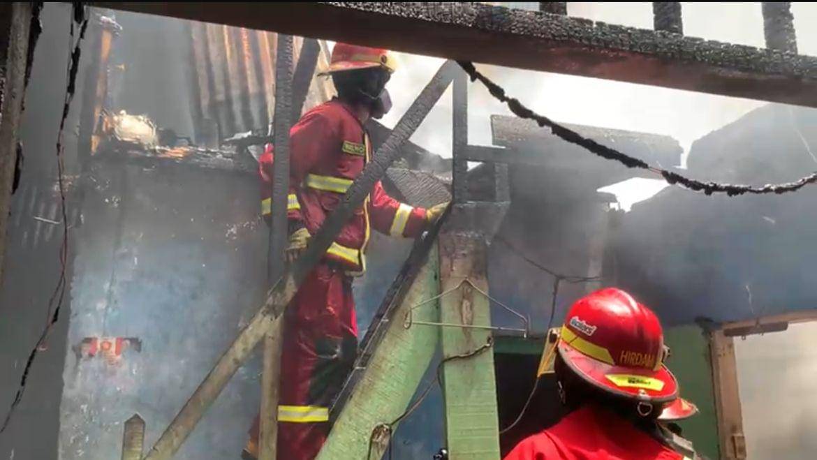 Personel Damkar Padang memadamkan api (Foto: Damkar Padang)