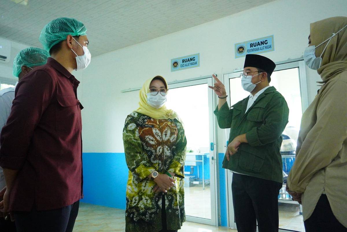 Wakil Wali Kota Palembang Prima saat meresmikan dapur MBG wilayah Gandus (Dok. Kominfo Palembang)