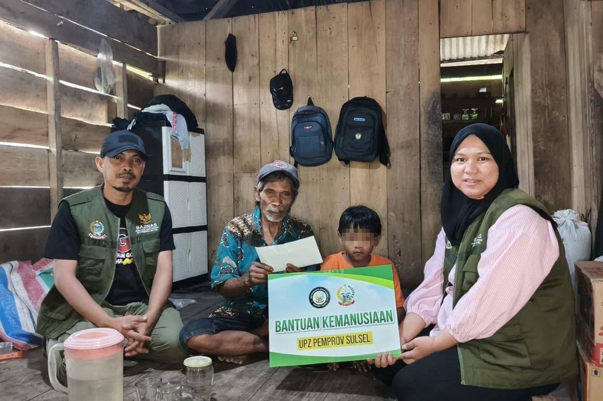 Tim Pemprov Sulsel berkunjung ke rumah Rangga di Gowa untuk menyerahkan bantuan, Selasa (7/10/2025). (Dok. Humas Pemprov Sulsel)