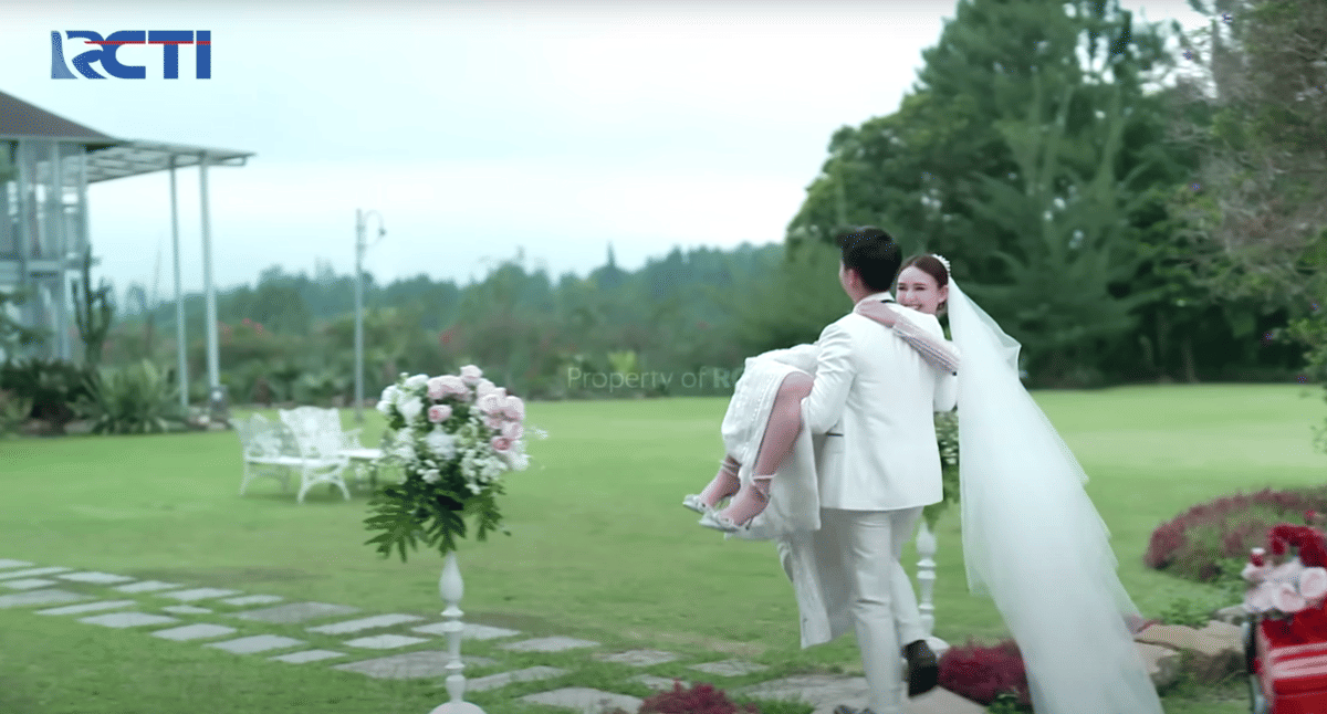 potret romantis Kenny Austin dan Amanda Manopo di Cinta Yasmin (youtube.com/RCTILAYARDRAMAINDONESIA)