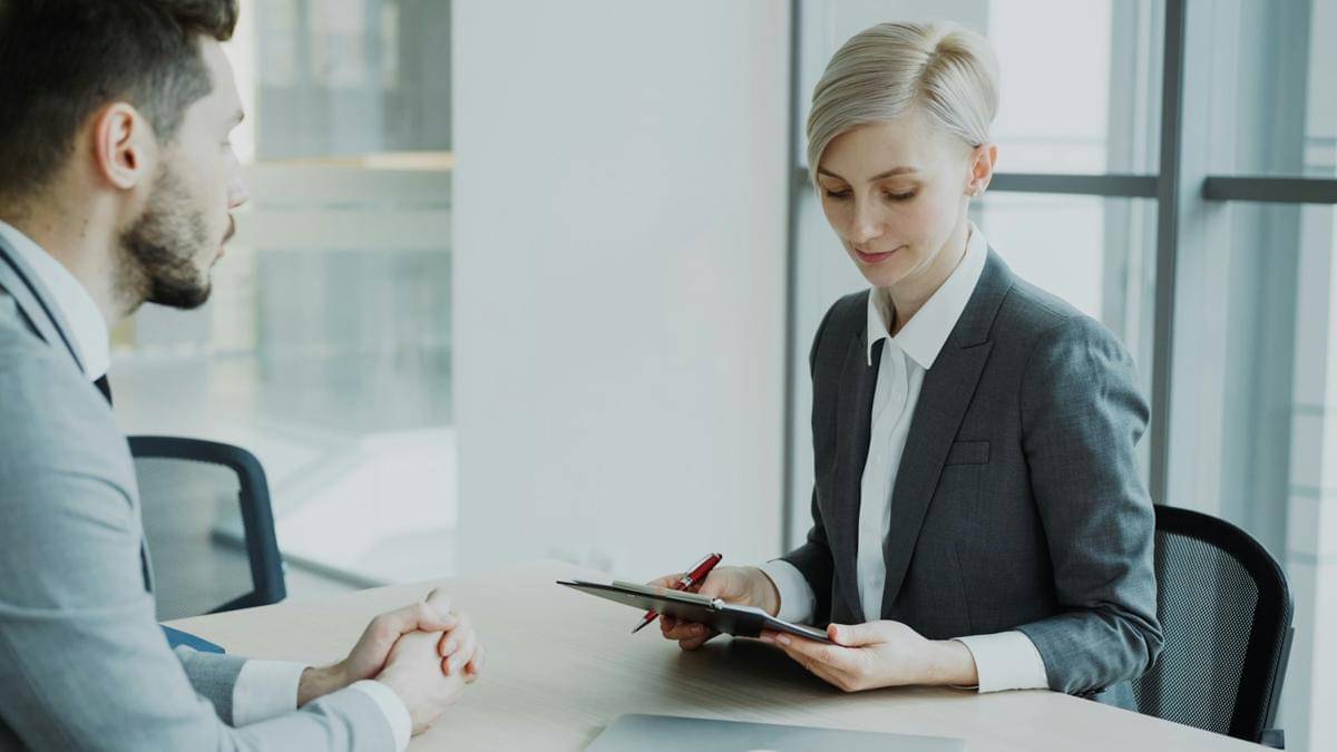 ilustrasi proses interview kerja (unsplash.com/Vitaly Gariev)