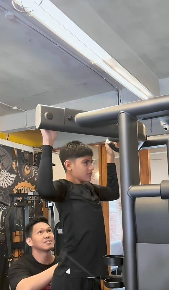 King Faaz latihan gym.