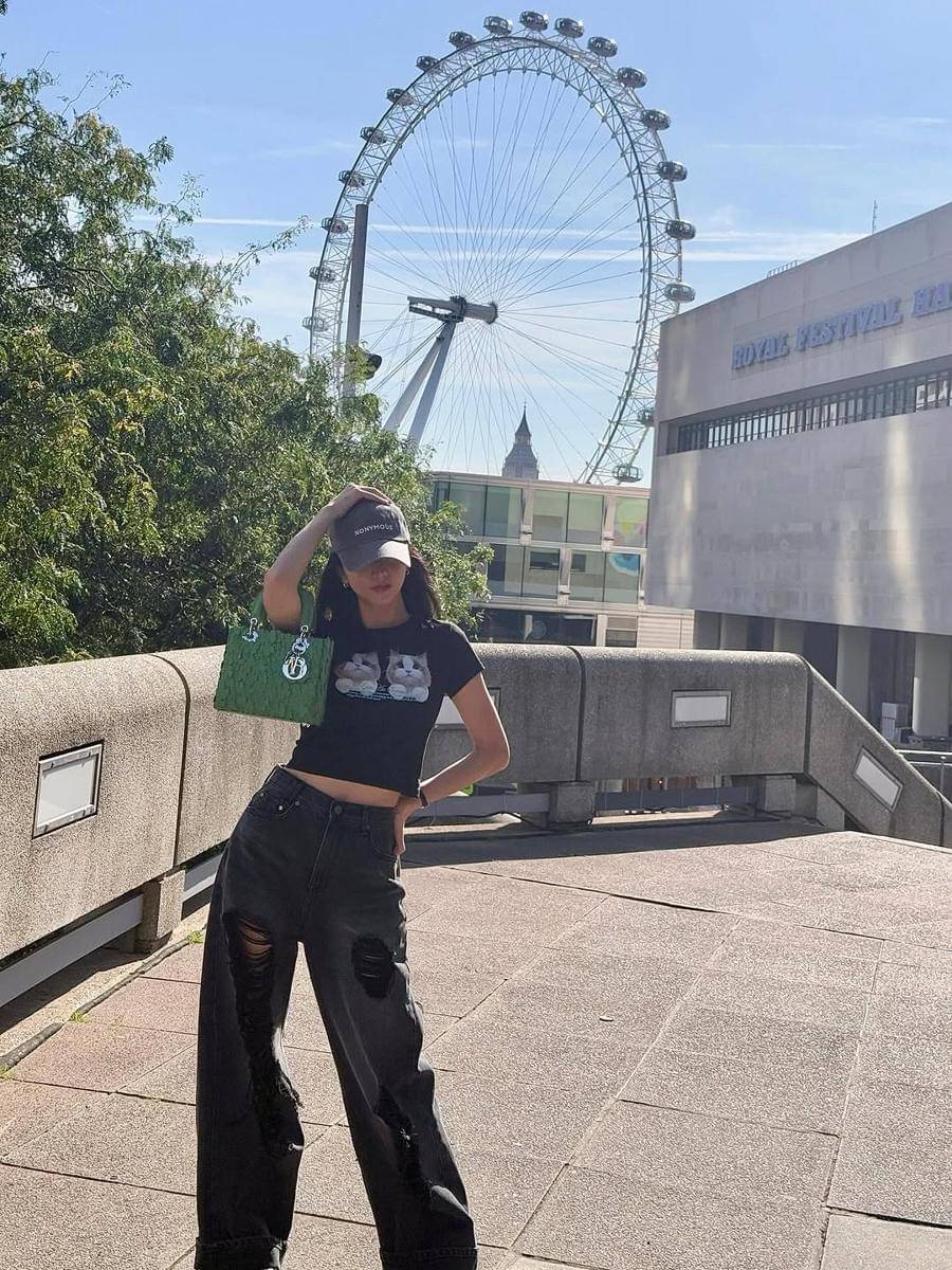 Outfit Konser ala Jisoo BLACKPINK (instagram.com/sooyaaa__)