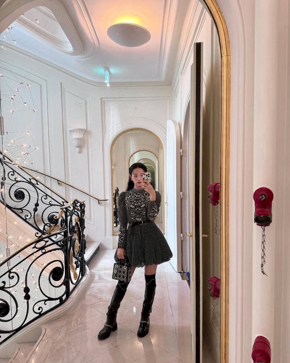 Outfit Konser ala Jisoo BLACKPINK (instagram.com/sooyaaa__)