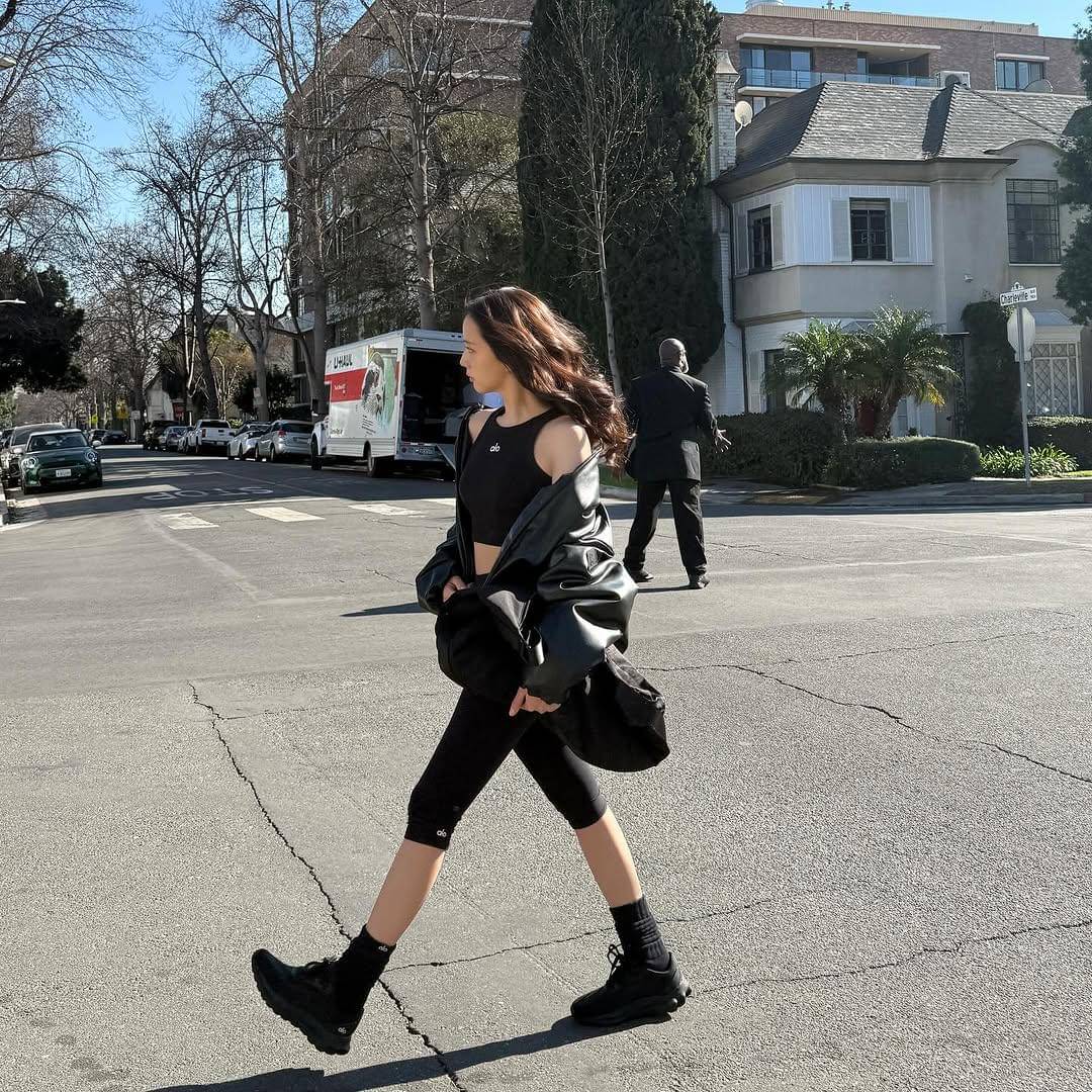 Outfit Konser ala Jisoo BLACKPINK (instagram.com/sooyaaa__)