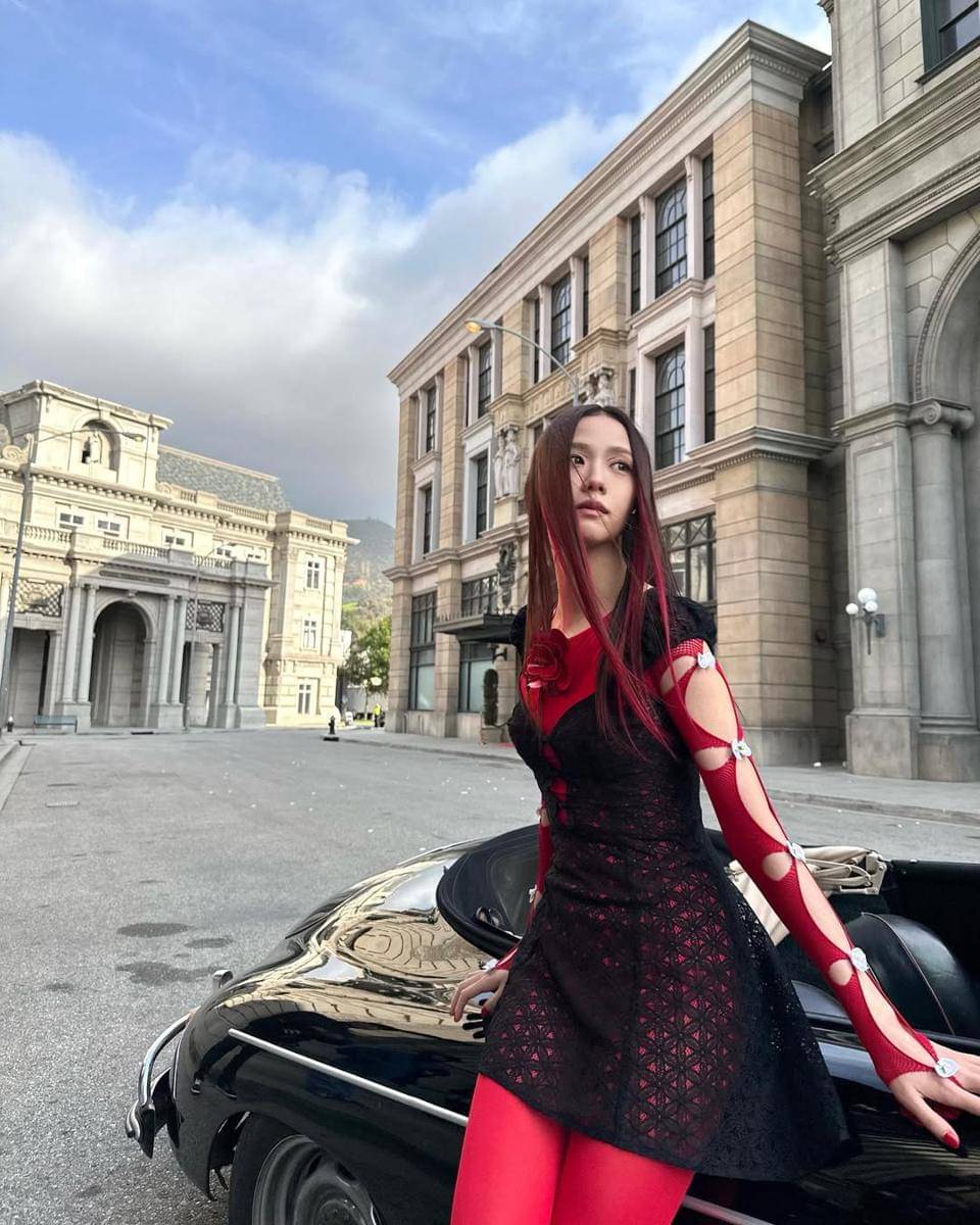 Outfit Konser ala Jisoo BLACKPINK (instagram.com/sooyaaa__)