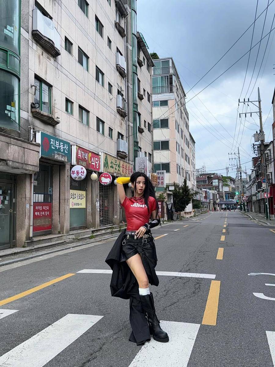 Outfit Konser ala Jisoo BLACKPINK (instagram.com/sooyaaa__)