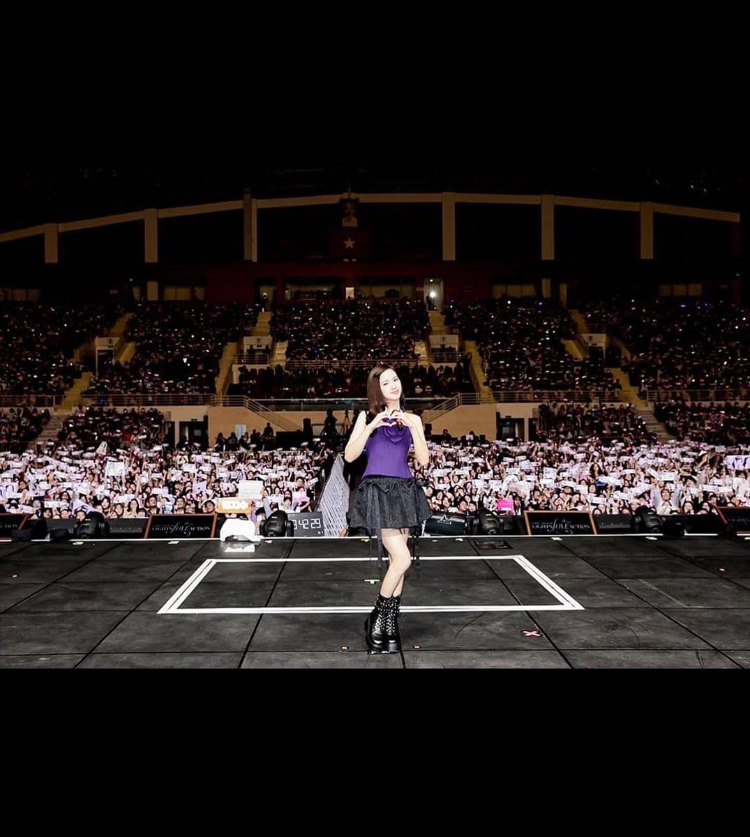 Outfit Konser ala Jisoo BLACKPINK (instagram.com/sooyaaa__)