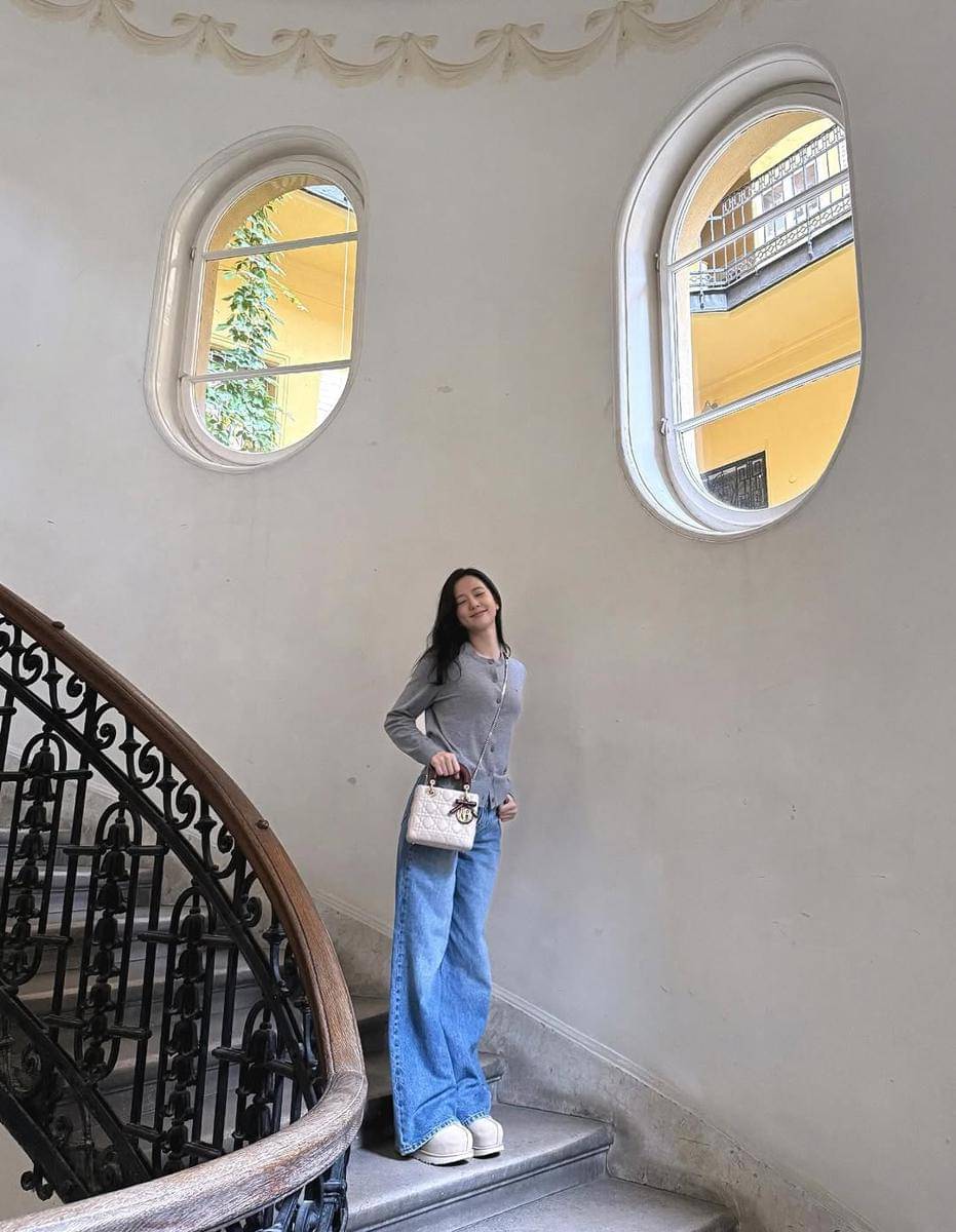 Outfit Konser ala Jisoo BLACKPINK (instagram.com/sooyaaa__)