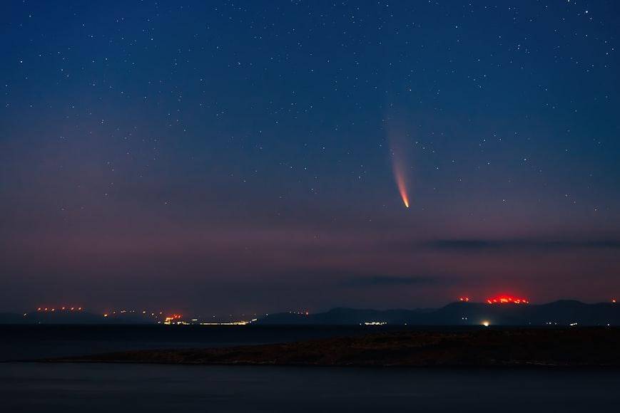 ilustrasi meteor jatuh ke Bumi (unsplash.com/Tasos Mansour) 