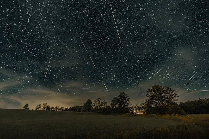 ilustrasi meteor jatuh ke Bumi (unsplash.com/Clay Banks) 
