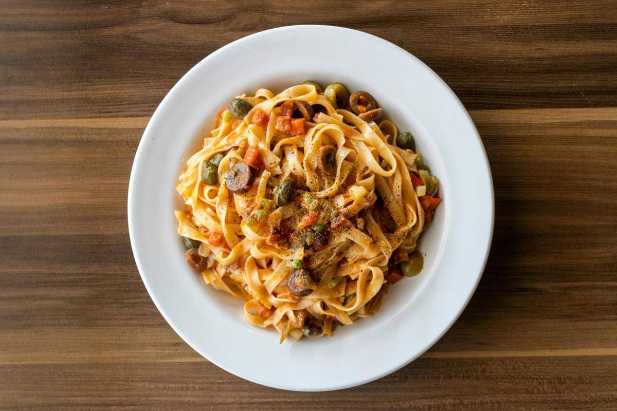 ilustrasi fettuccine bolognese 