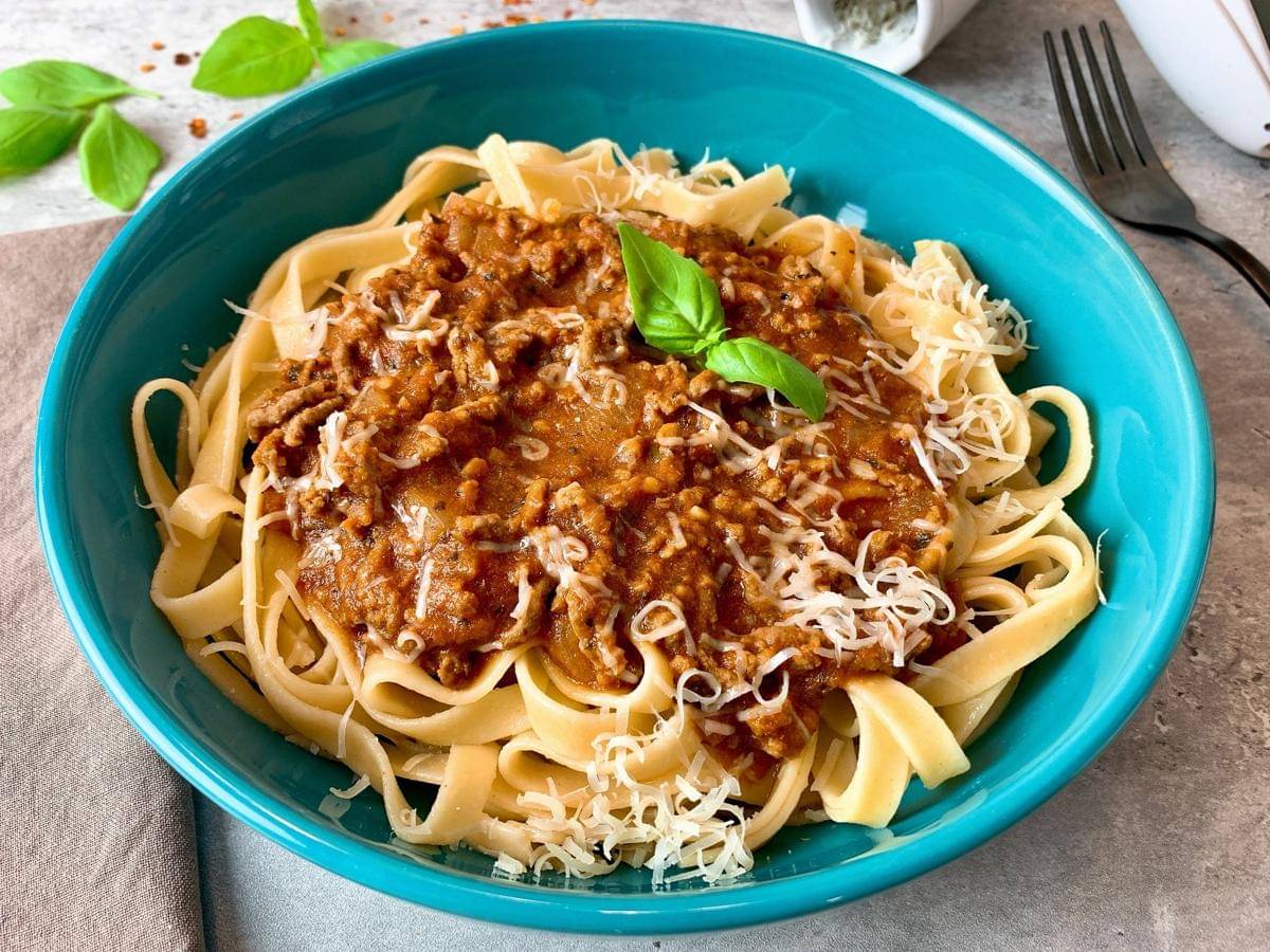 ilustrasi fettuccine bolognese 