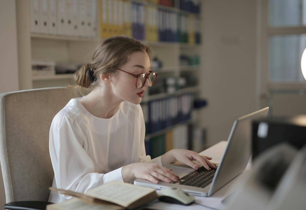 ilustrasi seorang technical writer (pexels.com/Andrea Piacquadio)