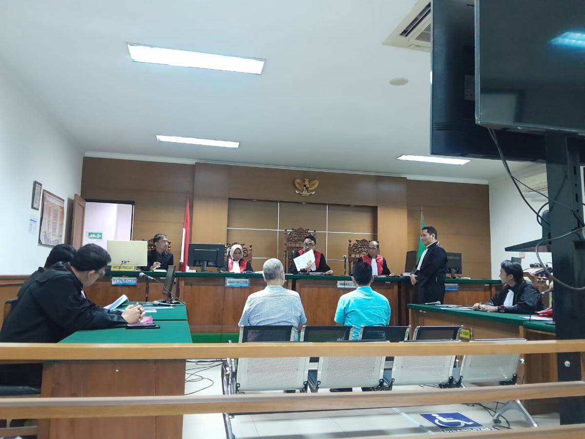 Terdakwa korupsi sampah saat menjalani sidang di PN Serang (Dok. Khaerul Anwar)