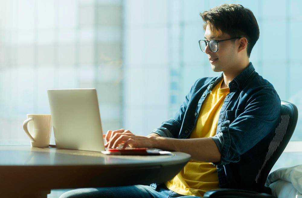 ilustrasi mengetik di laptop (freepik.com/Lifestylememory)
