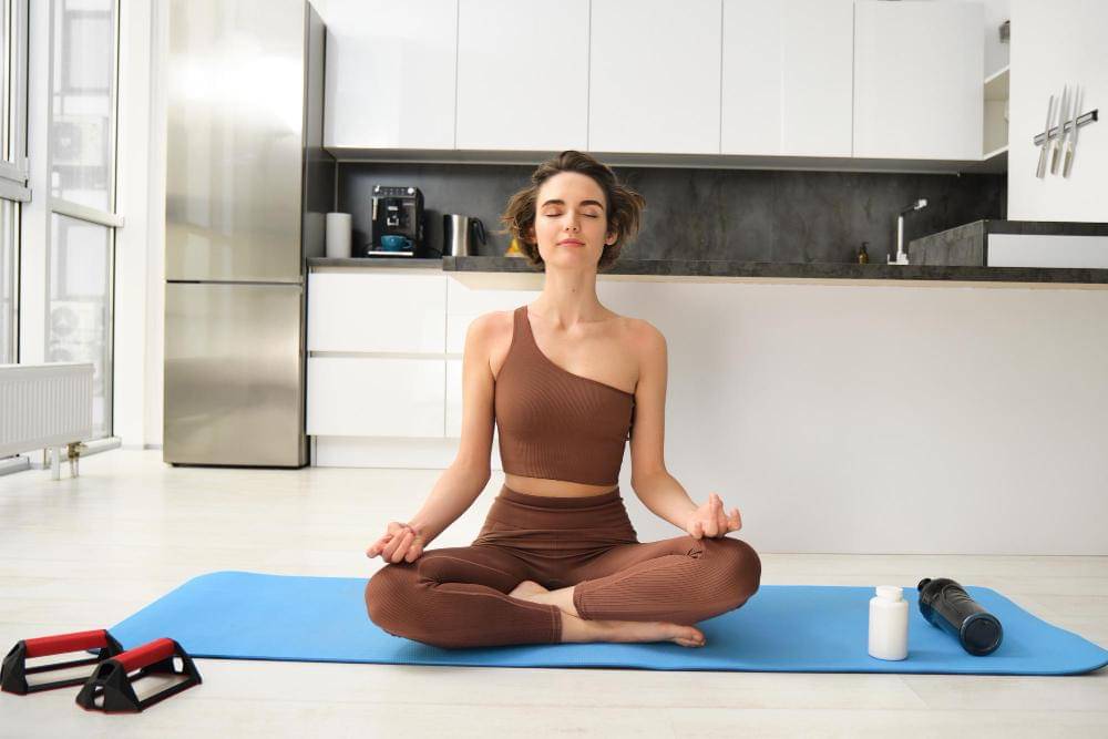 ilustrasi perempuan meditasi 