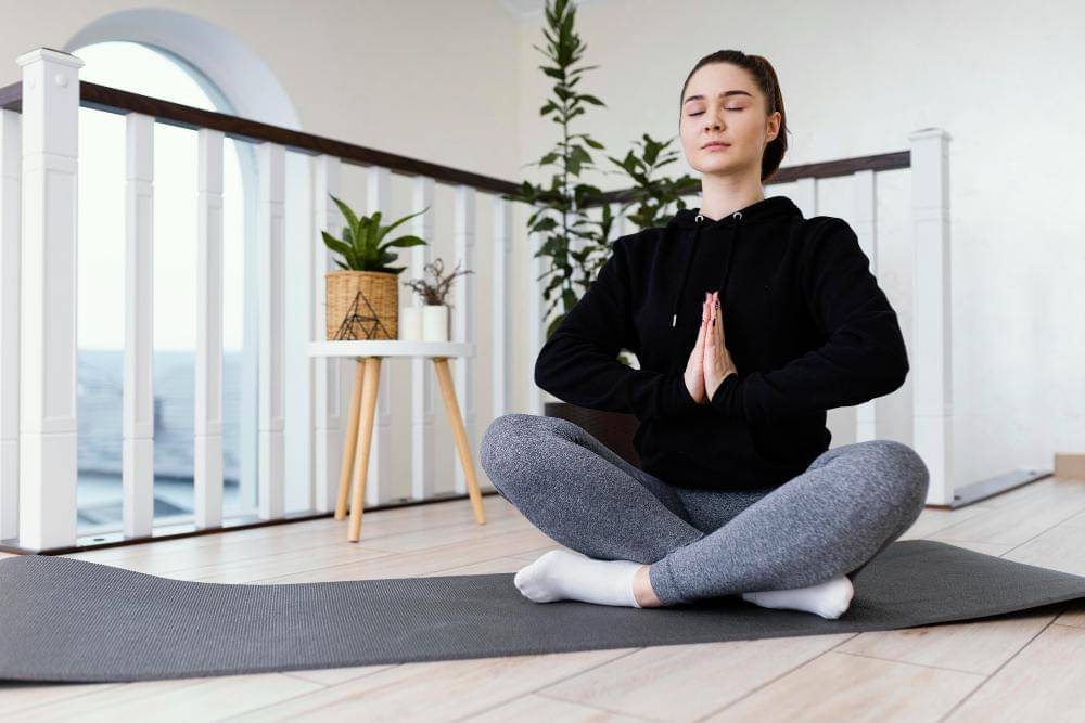 ilustrasi perempuan meditasi