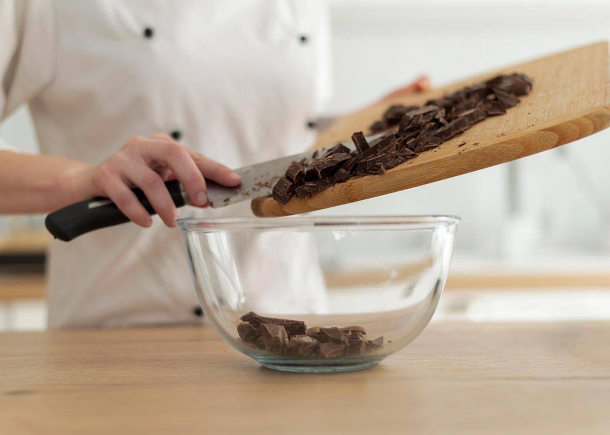ilustrasi menyiapkan dark chocolate untuk brownies