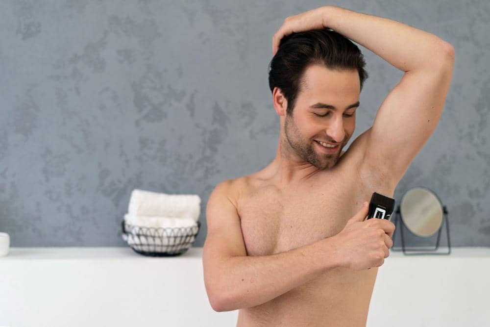 Ilustrasi mencukur bulu ketiak dengan trimmer.