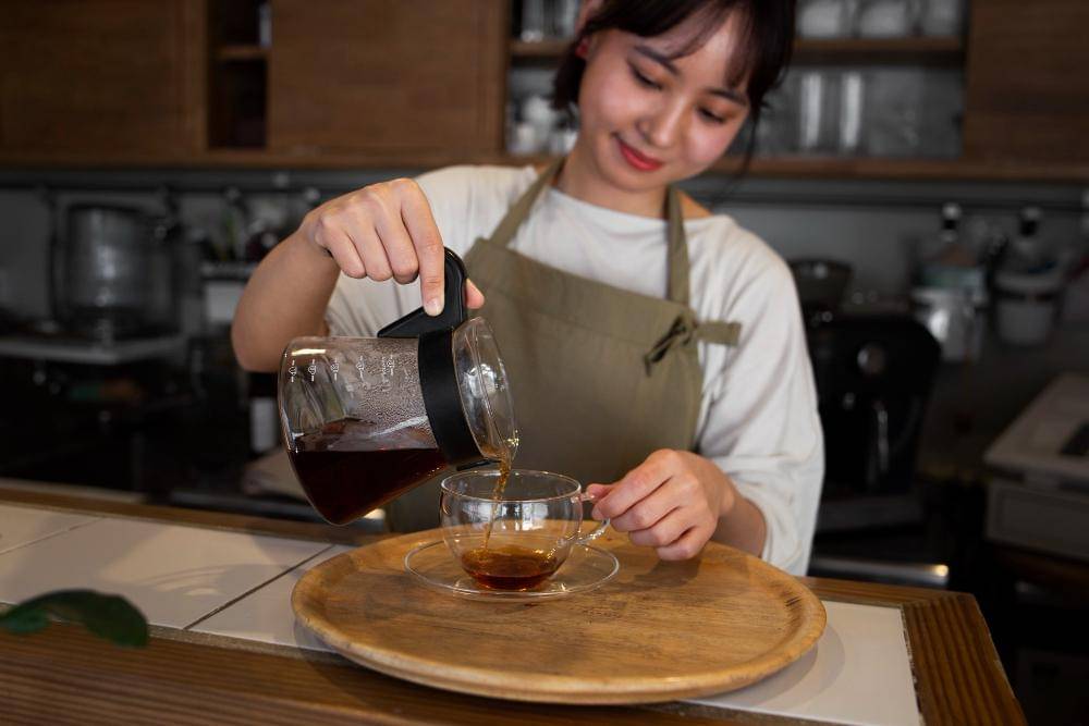 ilustrasi perempuan menuangkan kopi