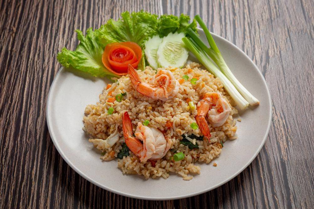 ilustrasi menambahkan udang dan sayur (freepik.com/jcomp)